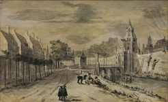 816966 Gezicht op de Wittevrouwenpoort en Wittevrouwenbrug te Utrecht, uit het noordoosten, met rechts enkele ...